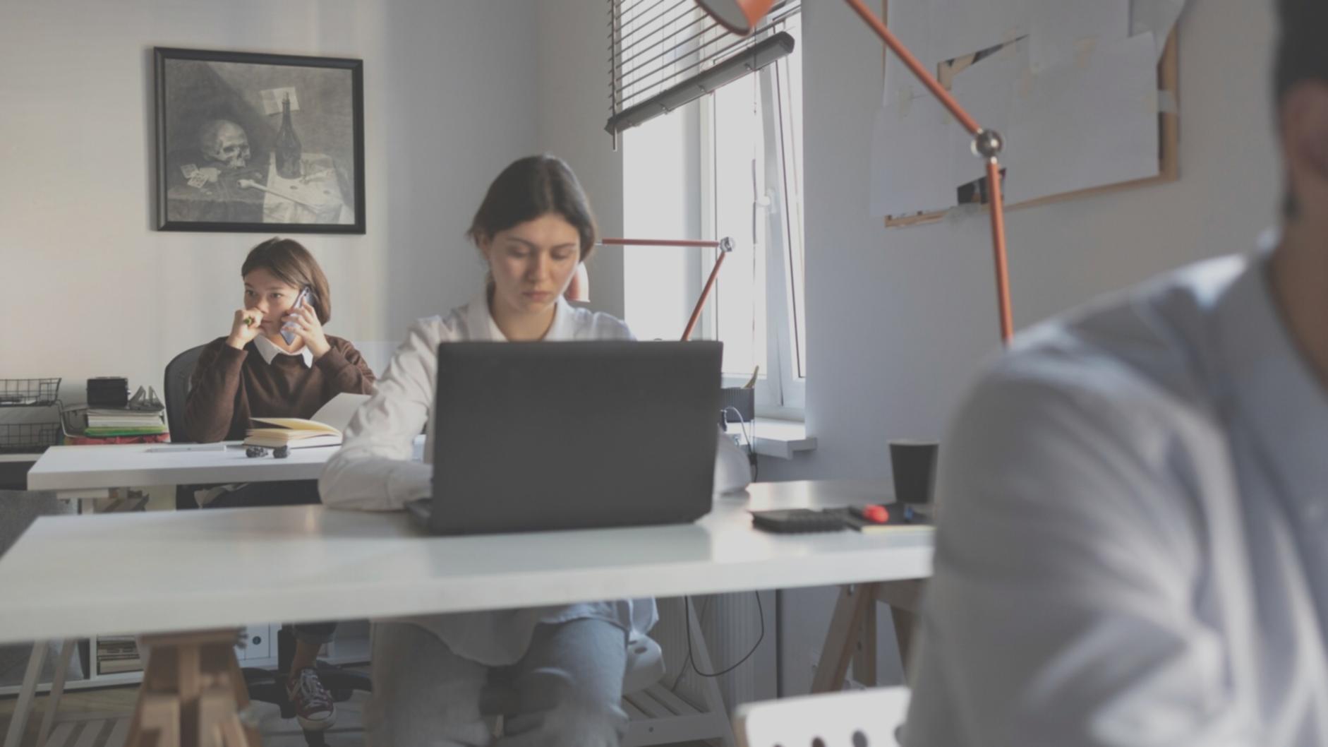 Professionnel présentant des données financières